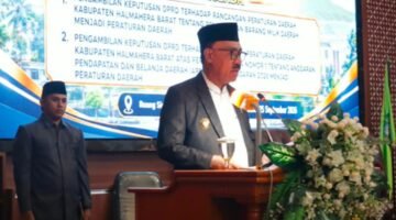 Bupati James Uang Menyampaikan Sambutan Paripurna DPRD Halbar