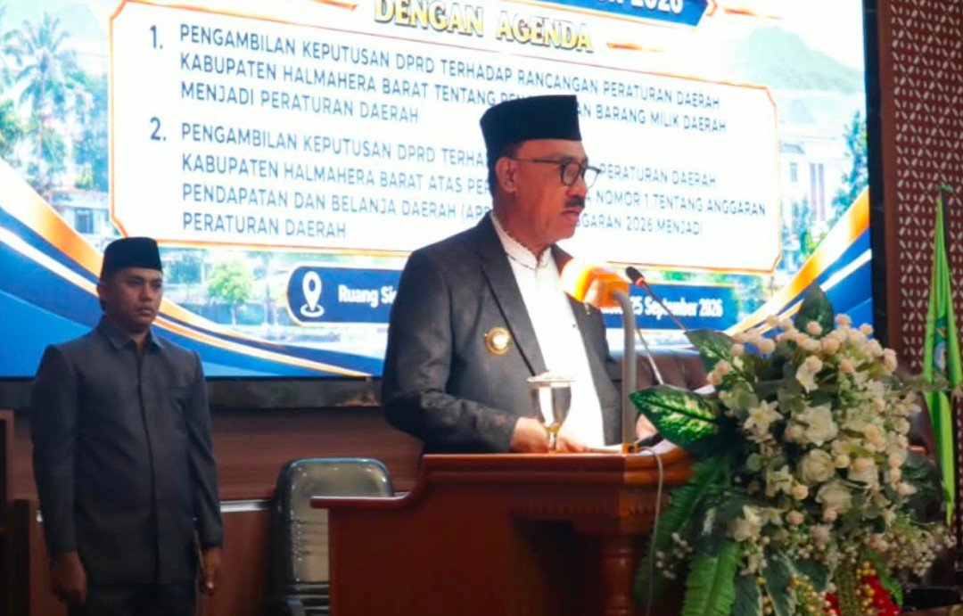 Bupati James Uang Menyampaikan Sambutan Paripurna DPRD Halbar