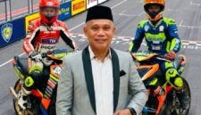 Ketua IMI Halbar, Yoram Uang, Dengan Latar Tim Pembalap