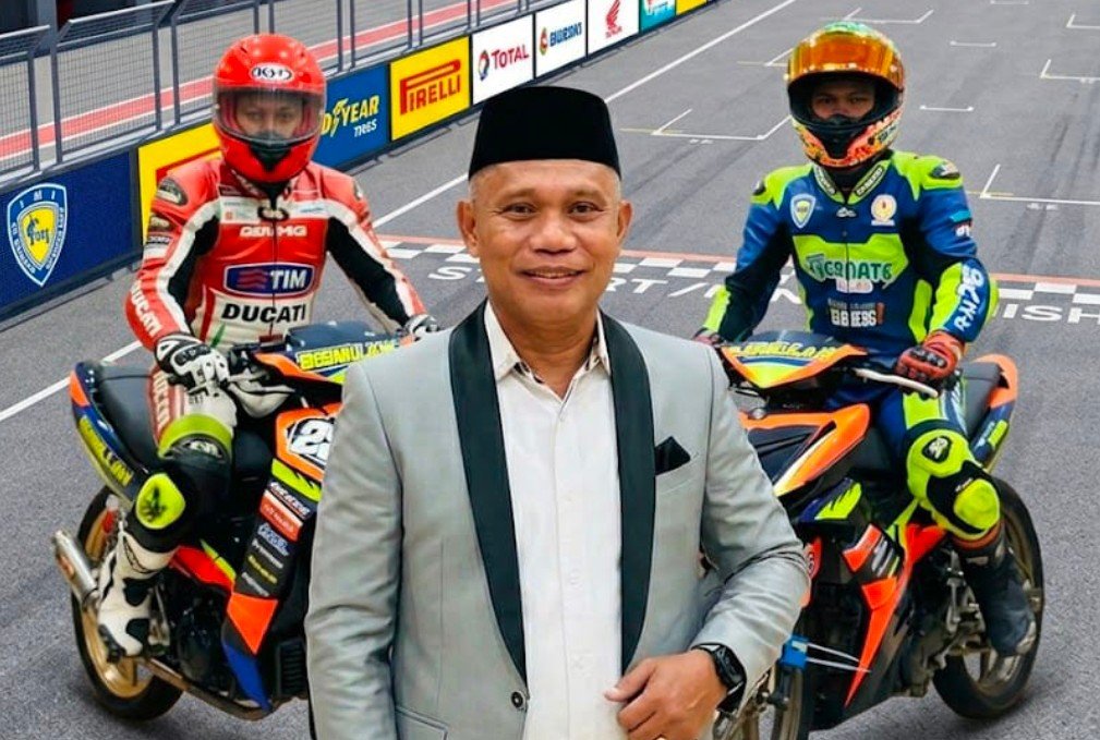 Ketua IMI Halbar, Yoram Uang, Dengan Latar Tim Pembalap