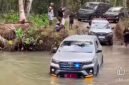 Mobil Dinas DG 1 Gubernur Malut Menerobos Sungai di Loloda Utara, Halmahera Utara