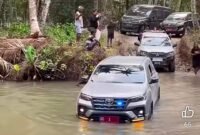 Mobil Dinas DG 1 Gubernur Malut Menerobos Sungai di Loloda Utara, Halmahera Utara