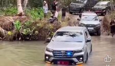 Mobil Dinas DG 1 Gubernur Malut Menerobos Sungai di Loloda Utara, Halmahera Utara