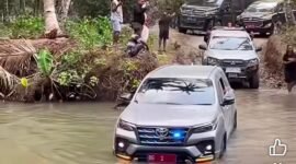 Mobil Dinas DG 1 Gubernur Malut Menerobos Sungai di Loloda Utara, Halmahera Utara
