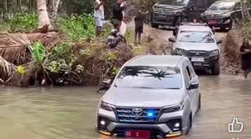 Mobil Dinas DG 1 Gubernur Malut Menerobos Sungai di Loloda Utara, Halmahera Utara