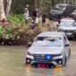 Mobil Dinas DG 1 Gubernur Malut Menerobos Sungai di Loloda Utara, Halmahera Utara